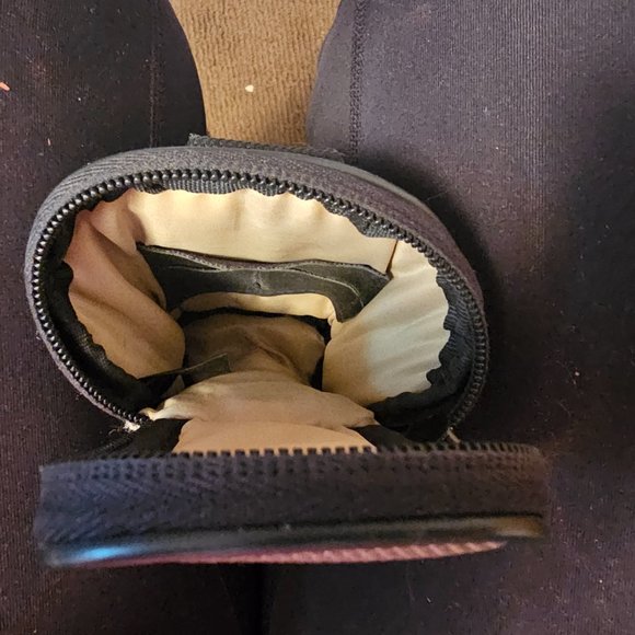 Genuine Icon Camera Case - Picture 5 of 7